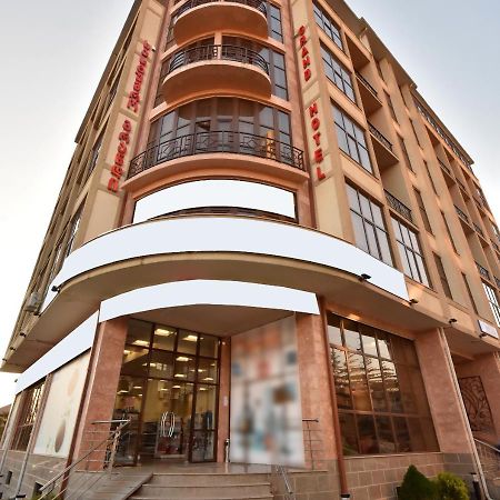 Hotel Grand Zugdidi Dış mekan fotoğraf